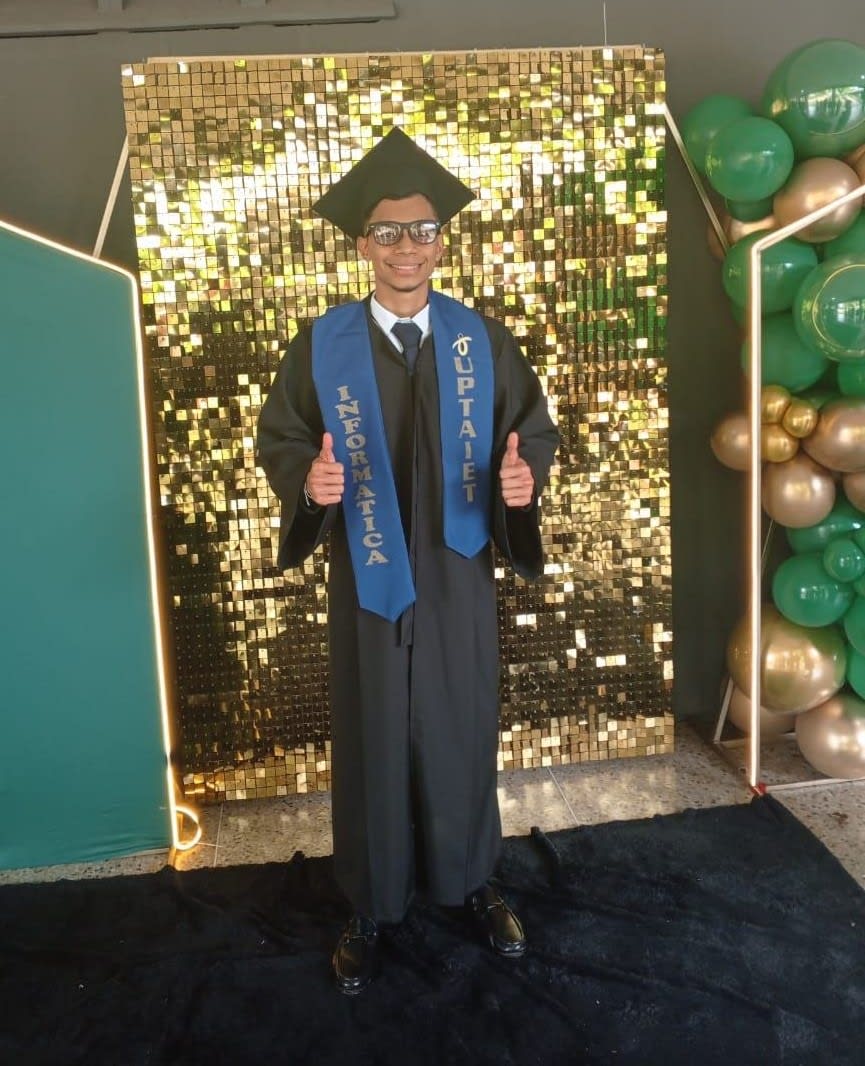 Simón Parra durante su graduación como Técnico Superior en Informática