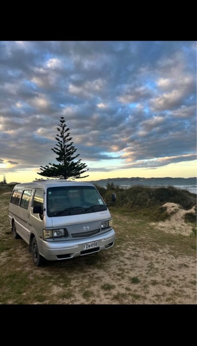 Mazda E2000 LWB 2009