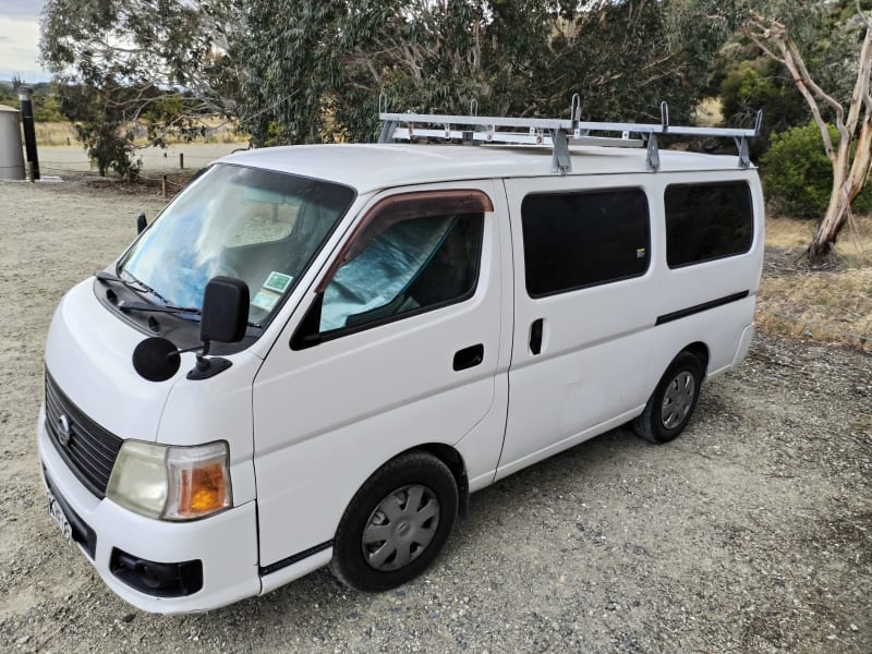 Nissan Caravan 2010 — photo 1