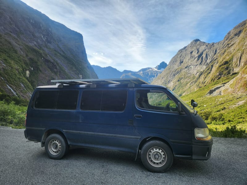 Toyota Hiace — photo 1