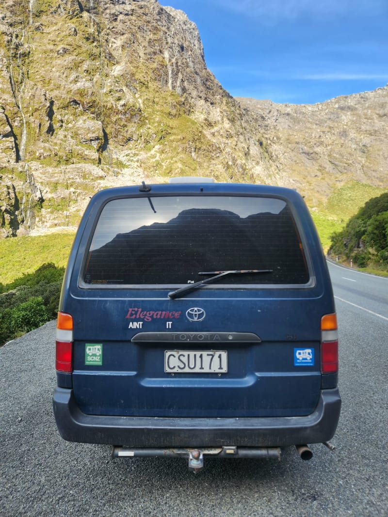 Toyota Hiace — photo 2