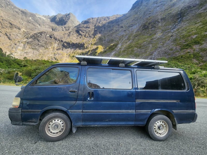 Toyota Hiace — photo 3