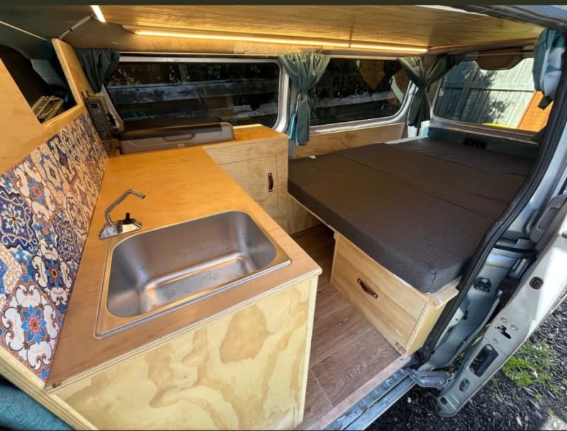 2012 Nissan Caravan NV350 — photo 2