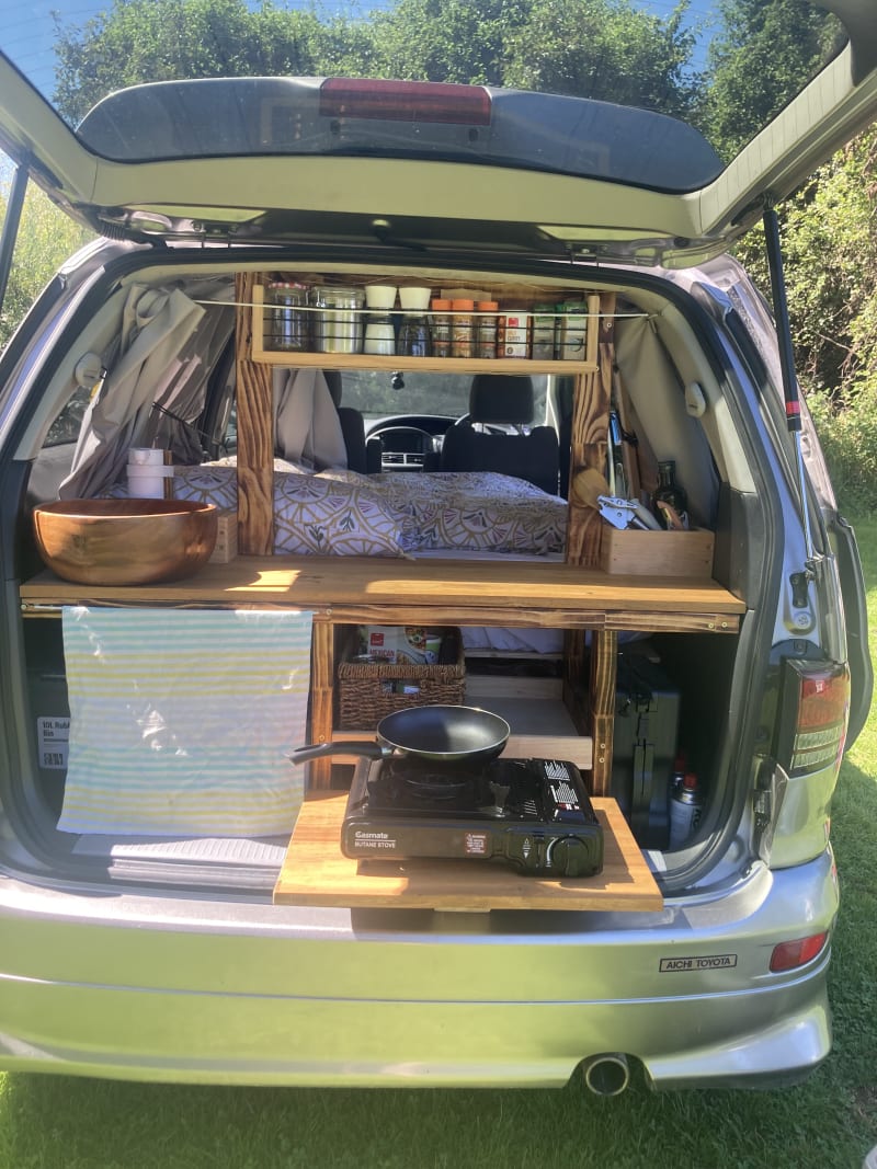 Beautifully Converted Toyota Estima 2005 — photo 2