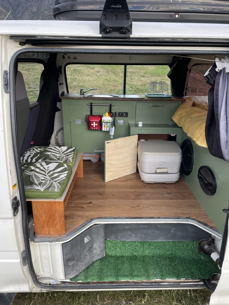 Toyota Hiace 2002 — photo 2