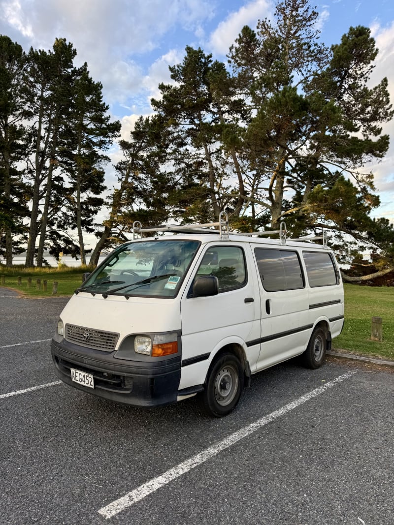 Toyota Hiace — photo 1