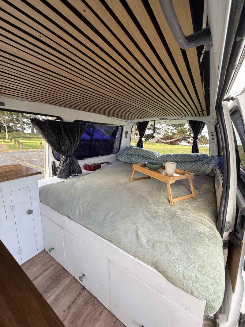 Toyota Hiace — photo 2
