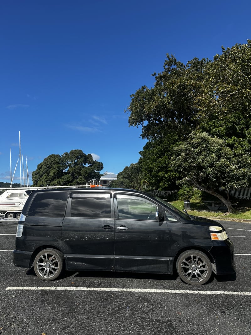 Toyota Voxy 2006 — photo 1