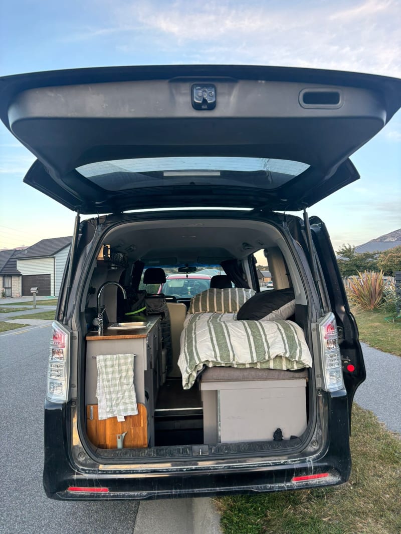 Honda step wagon 2010 — photo 2
