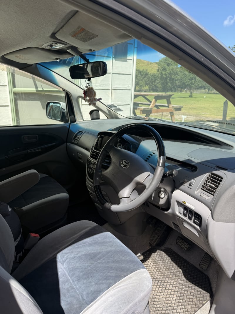 Toyota Estima L — photo 1