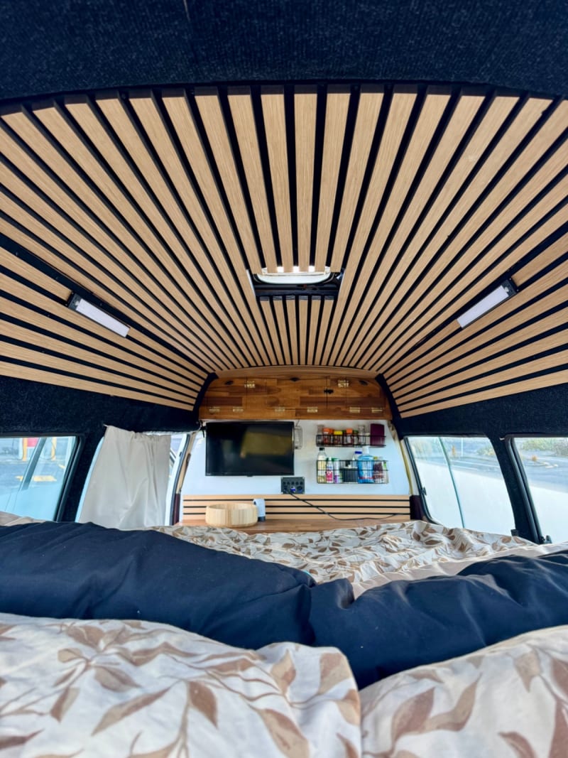 Toyota Hiace High Roof  — photo 2