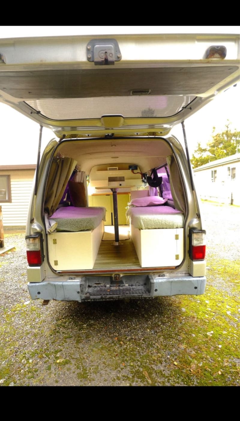 Mazda E2000 LWB 2009 — photo 4