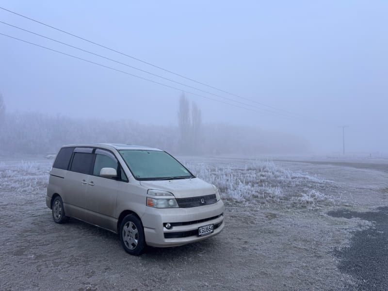 Toyota Voxy 2004 — photo 1