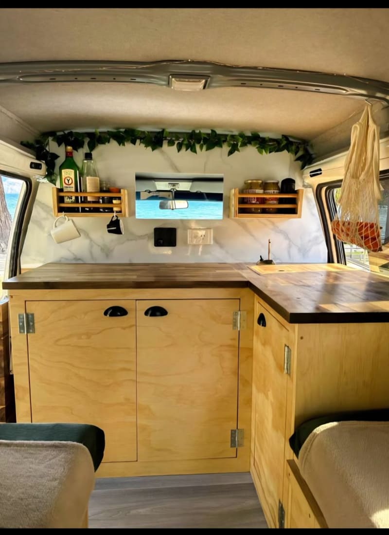 Mitsubishi L300 Campervan — photo 3