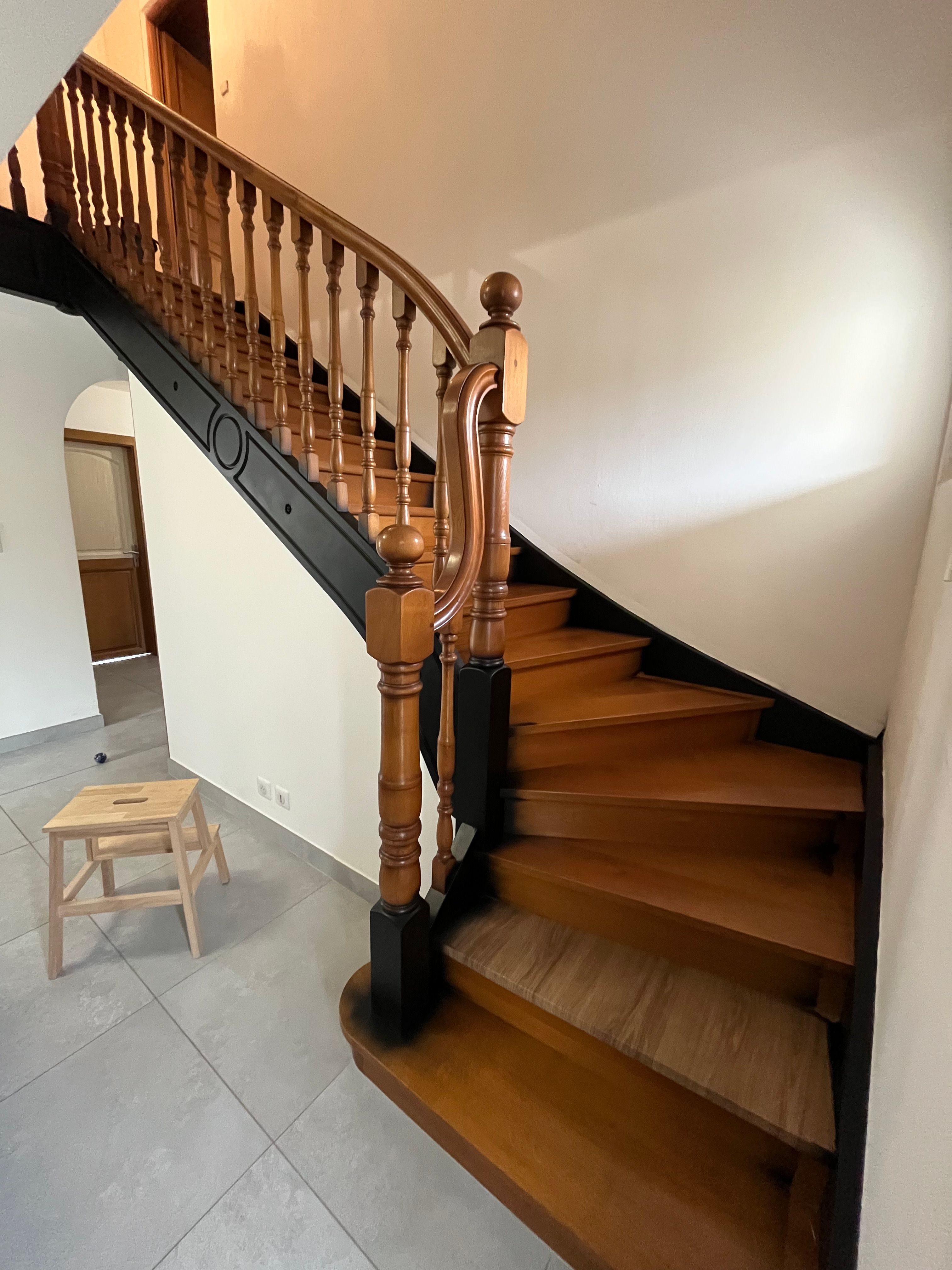 Avant : un escalier en bois foncé au caractère traditionnel