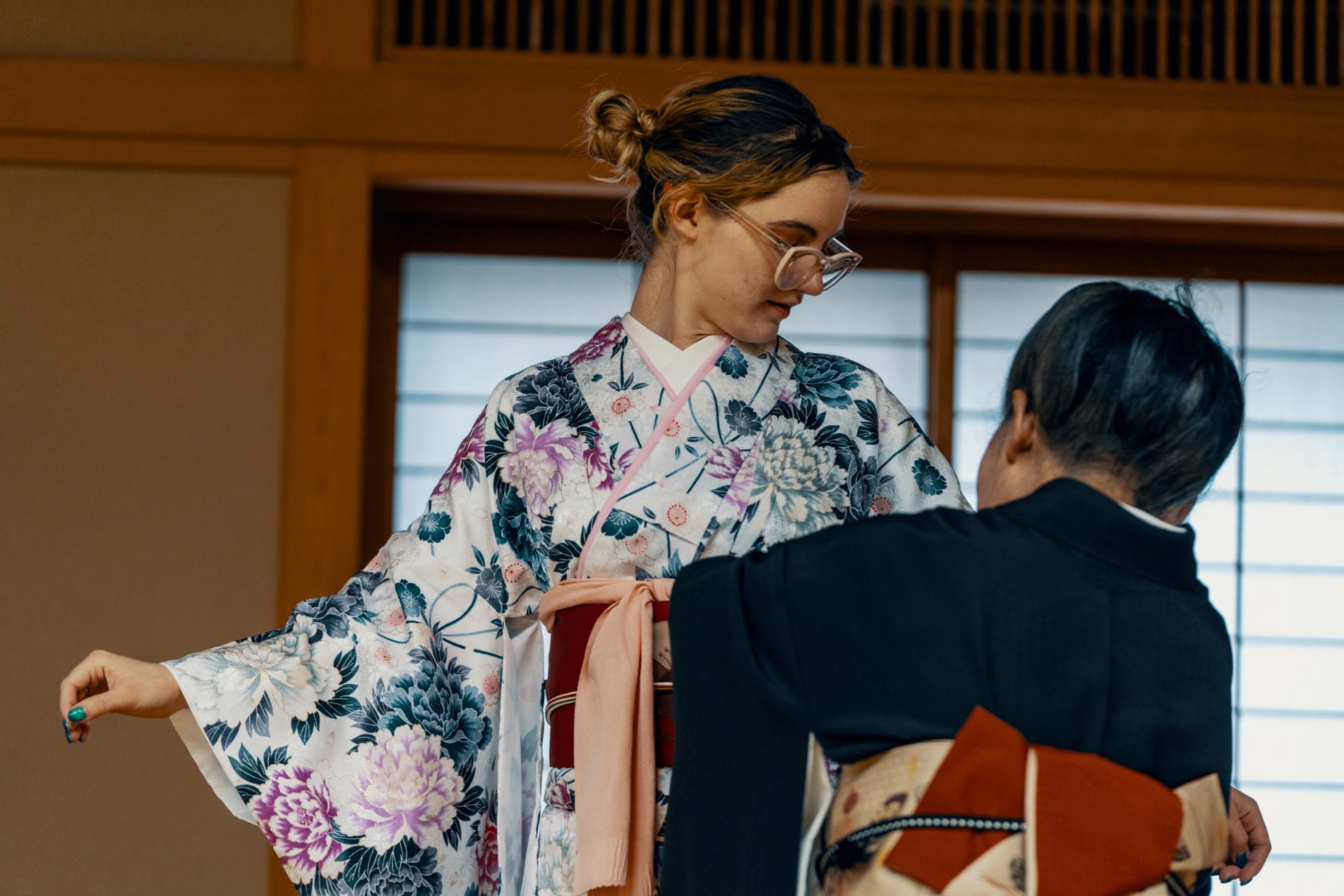 Famille en voyage dans les rues du Japon