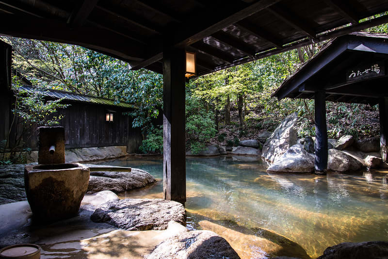Ruelle de Kinosaki Onsen en yukata