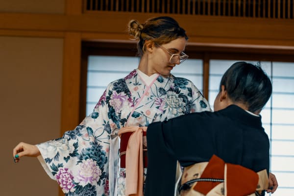 Famille en voyage dans les rues du Japon