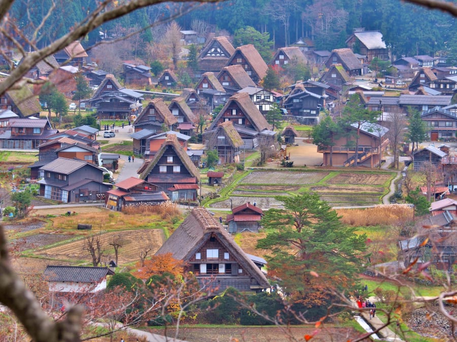 Les maisons au toit de chaume de Shirakawa-gō, au creux de la vallée