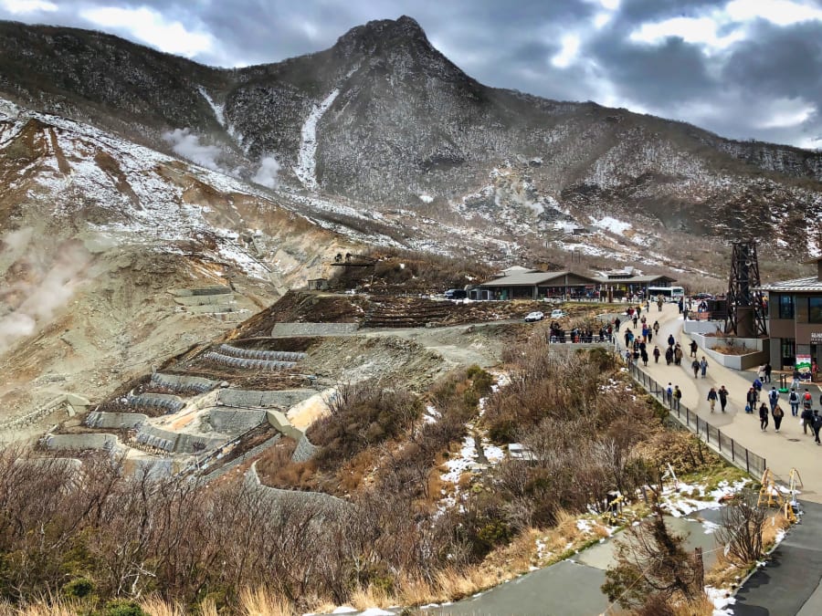 La vallée d’Ōwakudani sous la neige, ses fumerolles et ses terrasses de soufre, le mont Kamiyama derrière