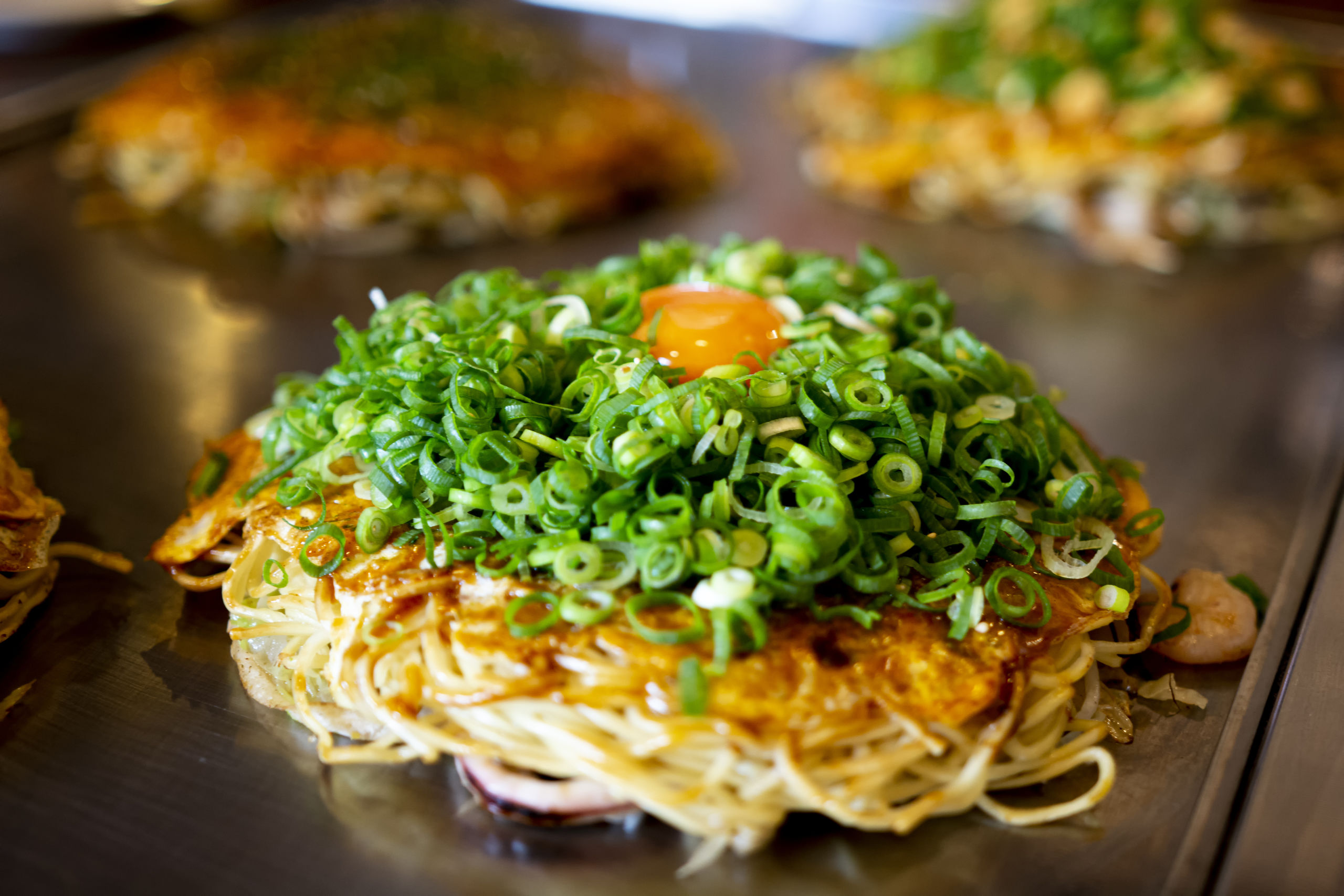 Un okonomiyaki façon Hiroshima, avec ses nouilles