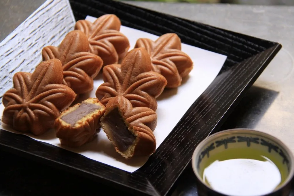Des momiji manju, en forme de feuille d’érable