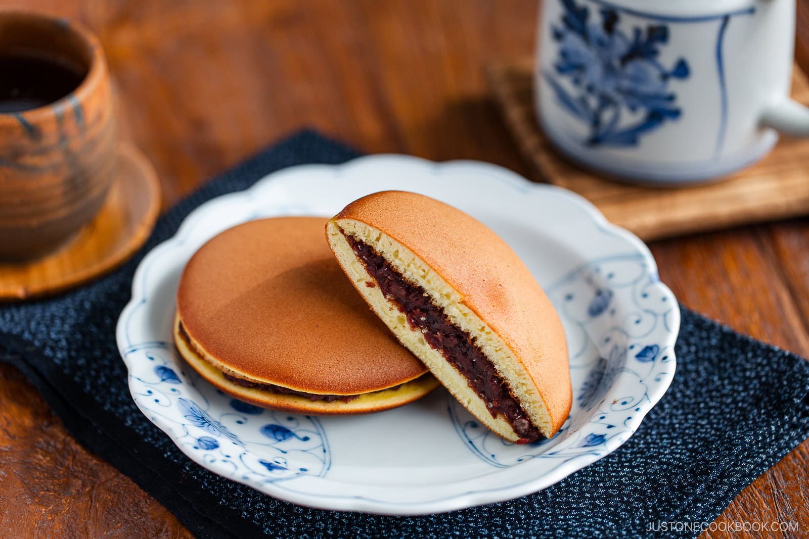 Un dorayaki, deux disques de pâte fourrés à l’anko