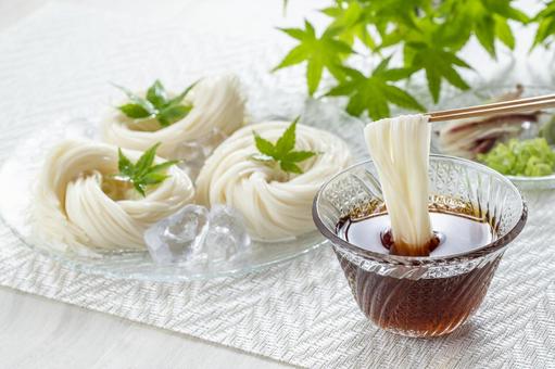 Des somen, nouilles froides servies avec leur sauce