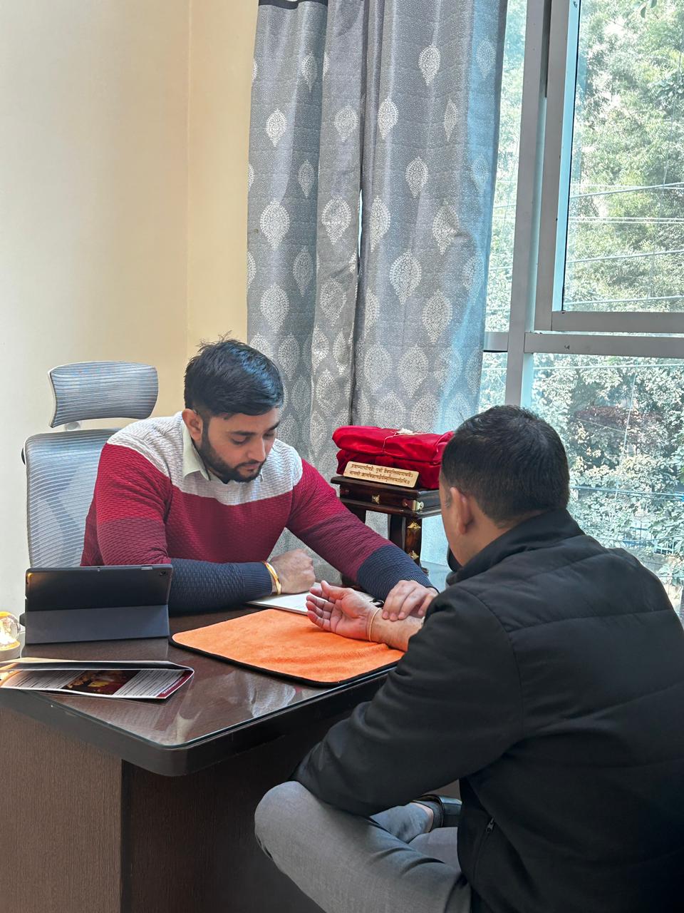Nadi Pariksha (Pulse Diagnosis): How the Best Ayurveda Doctor in Gurugram Understands Your Health Naturally