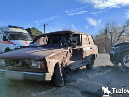 На трассе под Новочеркасском столкнулись два автомобиля