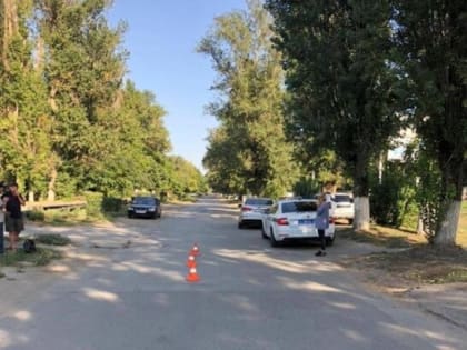 В Новочеркасске парень перебегал дорогу в неположенном месте и попал под колеса иномарки