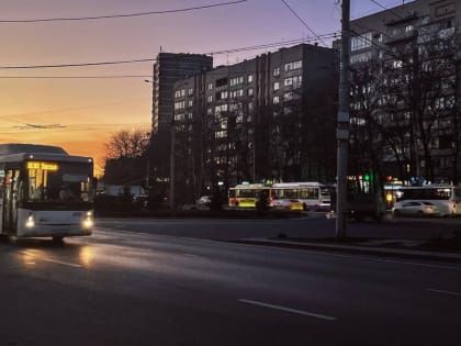 В Сети появилось видео с автобусом, попавшим в ДТП на Штахановского в Ростове