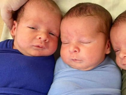 Сразу две тройни выписались из областного перинатального центра Ростова