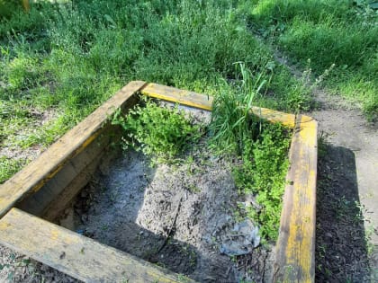 Жители Батайска жалуются на старую детскую площадку, которую проще демонтировать, чем приводить в порядок