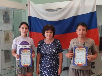 С Днем флага России!