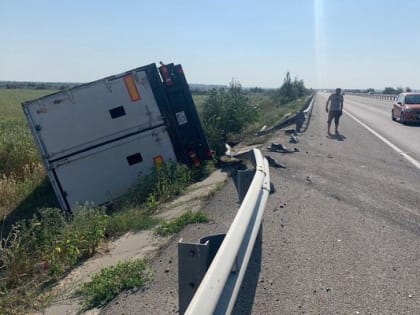 В Азовском районе перевернулся большегруз с арбузами
