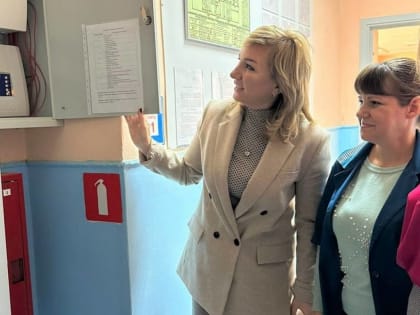 Депутат Лариса Тутова оценила состояние работ по ремонту социального учреждения в Песчанокопском районе