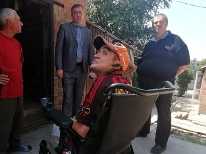 В Новочеркасске по просьбе инвалида восстановят тротуар и освещение в переулке Забронского