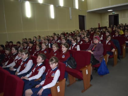 В большом зале Дворца культуры поселка Шолоховский состоялось выездное заседание антинаркотической комиссии Белокалитвинского района под председательством главы Администрации район