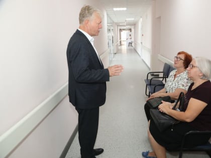 Глава администрации Волгодонска Сергей Макаров оценил ход ремонта поликлиники в старом городе