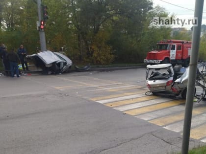 В Шахтах разорвало авто на дороге Центр — Артем, машина врезалась в столб: видео