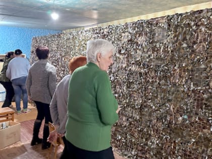 Таганрогские волонтеры плетут маскировочные сетки для участников СВО