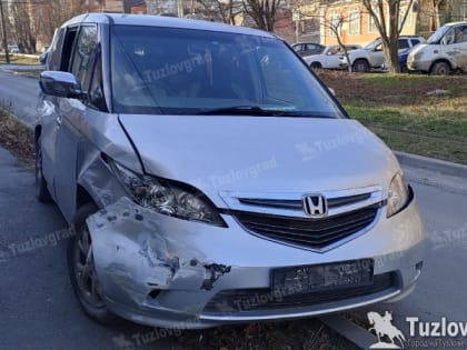 В Новочеркасске военный грузовик протаранил иномарку на перекрестке