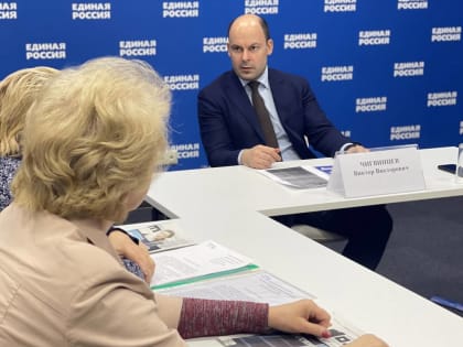 Депутат Виктор Чигвинцев оформил подписку на газету «Молот» для людей старшего возраста в Первомайском районе