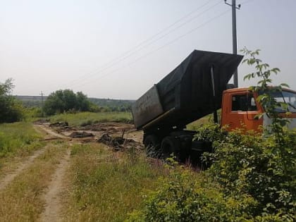 На территории Усть-Донецкого городского поселения ведется работа по выравниваю просёлочных дорог, размытых после проливных дождей.