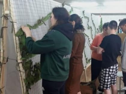 Азовчане делают для фронта маскировочные сети.