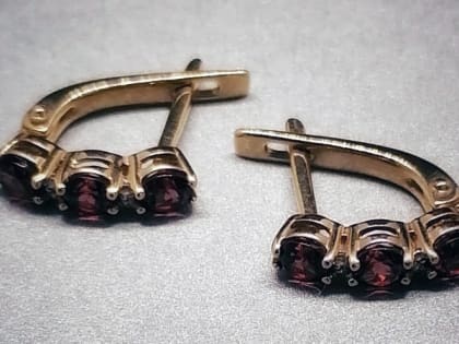 В Новочеркасске мужчина сдал в комиссионный магазин украшения своей сожительницы