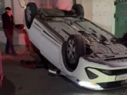 В Таганроге перевернулся автомобиль на улице Чехова