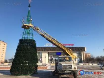В Волгодонске полным ходом идет монтаж городской елки на площади перед Дворцом культу-ры имени Курчатова