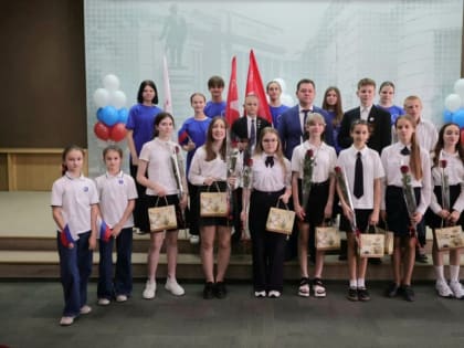 В Таганроге вручили паспорта 11 лучшим школьникам